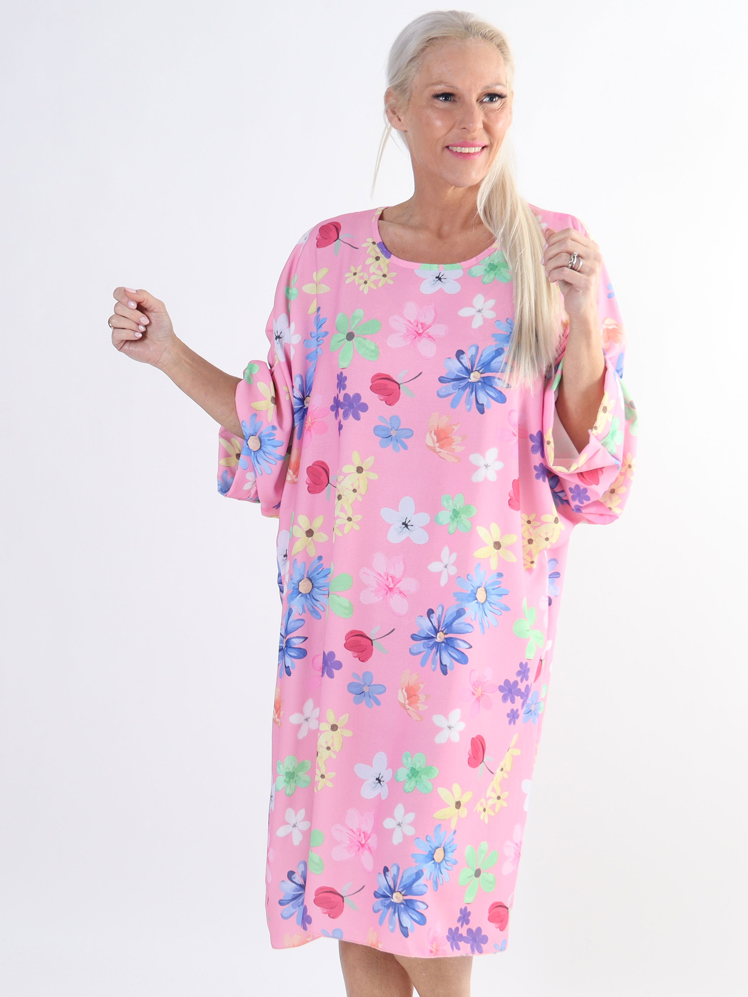 Sabina - Plus size kjole i løs pasform med blomsterprint